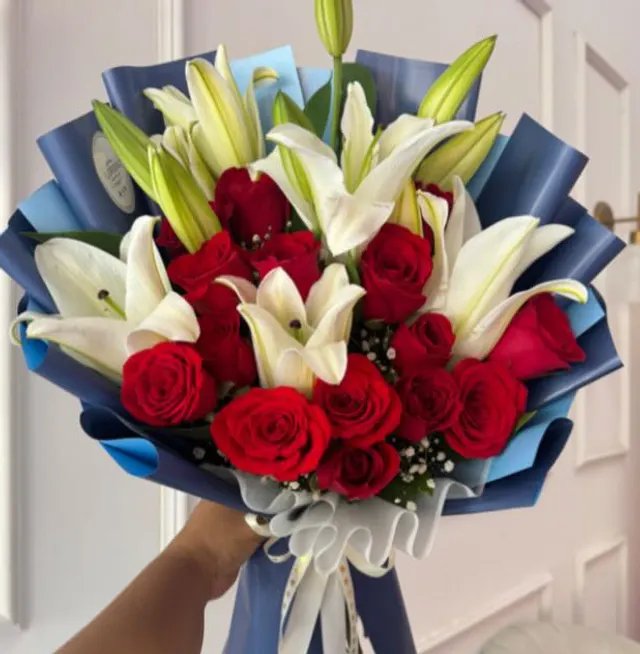 Ramo de rosas rojas con lirios blancos
