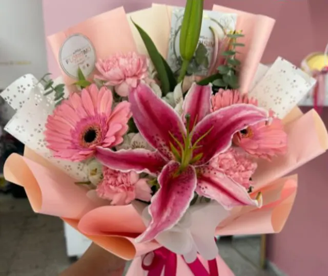 Ramo de lirio rosado con gerberas
