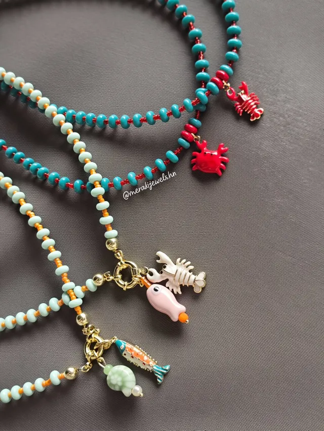 Collar con cuentas y dijes marinos