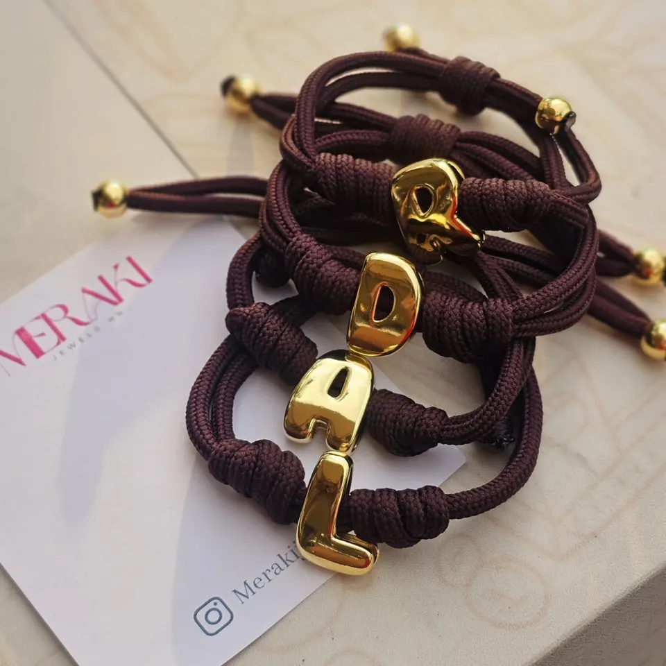 Pulsera ajustable con letra chunky