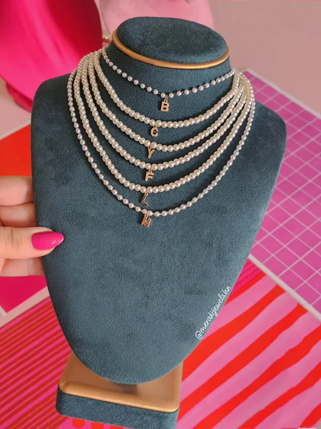 Collar de perlas con inicial