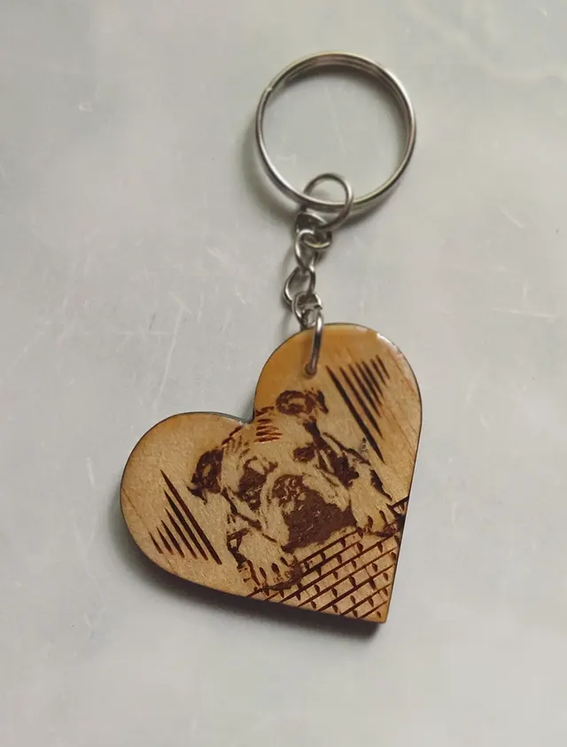 Llaverito en forma de corazón con mascota de perro(e)