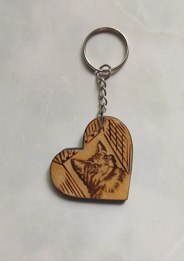 Llaverito en forma de corazón con gatito
