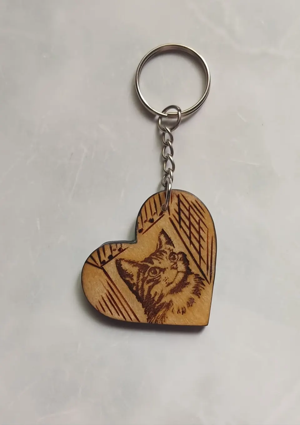 Llaverito en forma de corazón con gatito