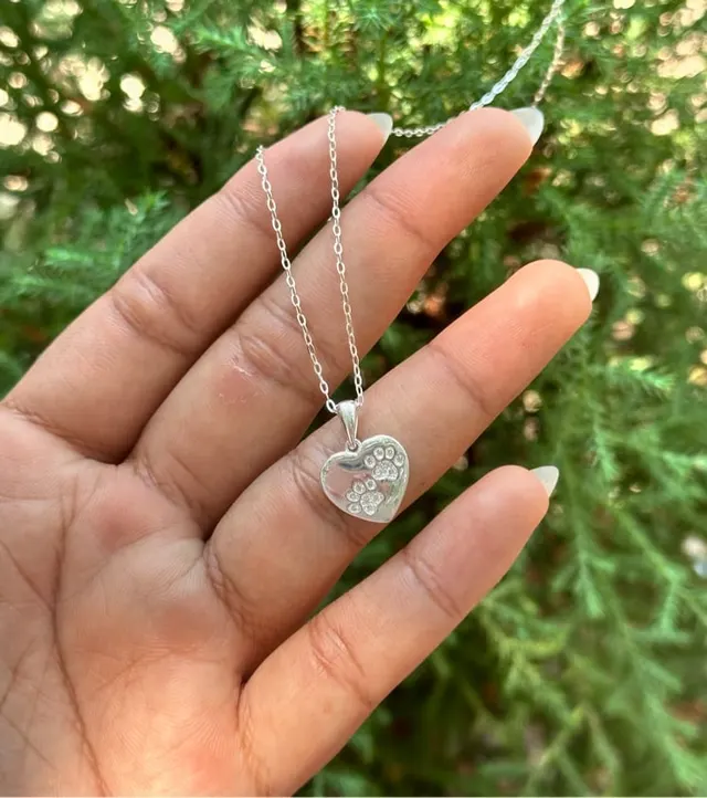 Collar con dije de corazón con huellitas