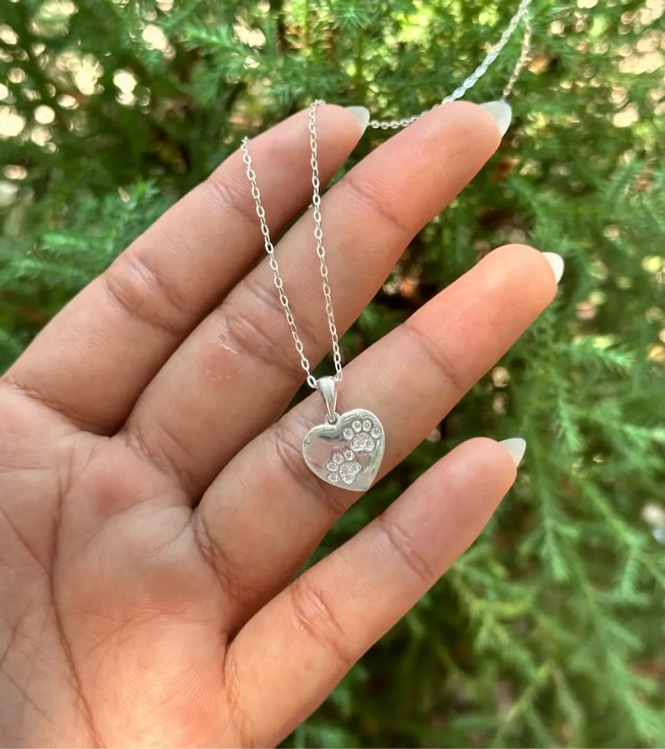 Collar con dije de corazón con huellitas