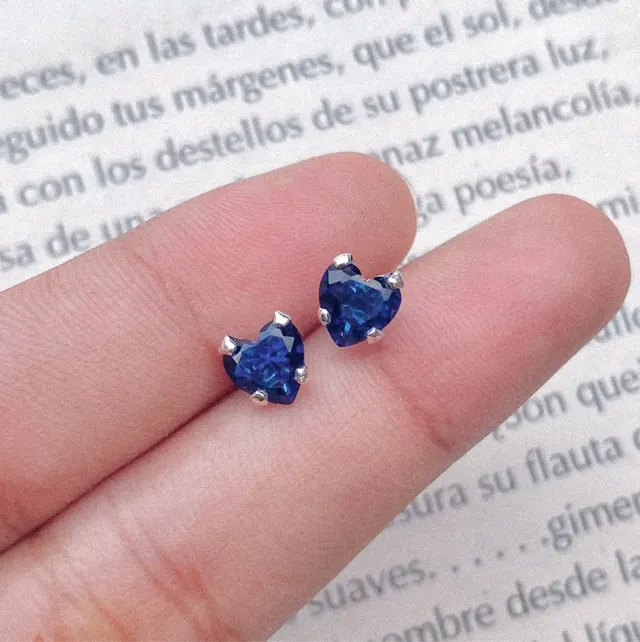 Aritos de corazón azul