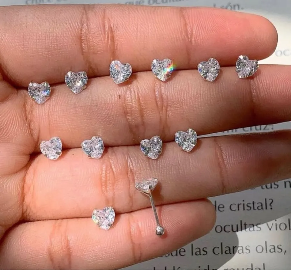 Aritos de zirconia de corazón blanco