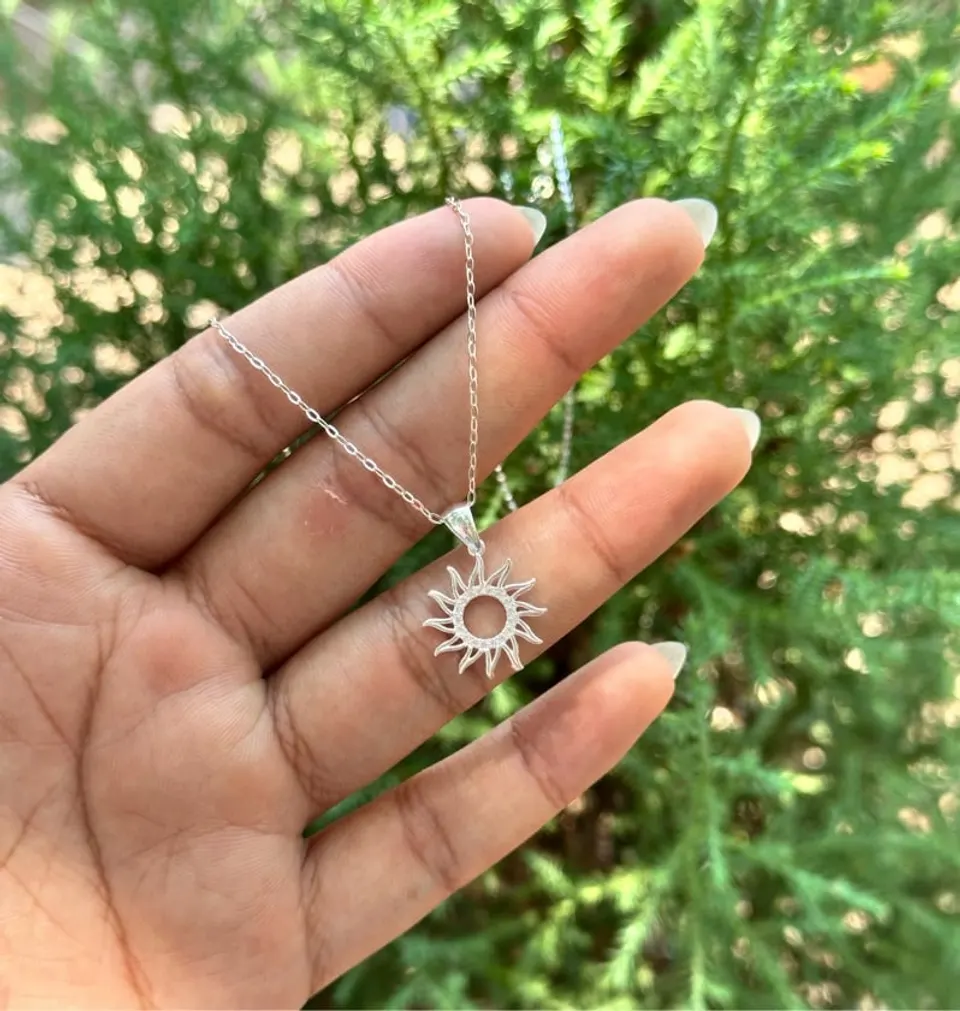 Collar con dije de sol
