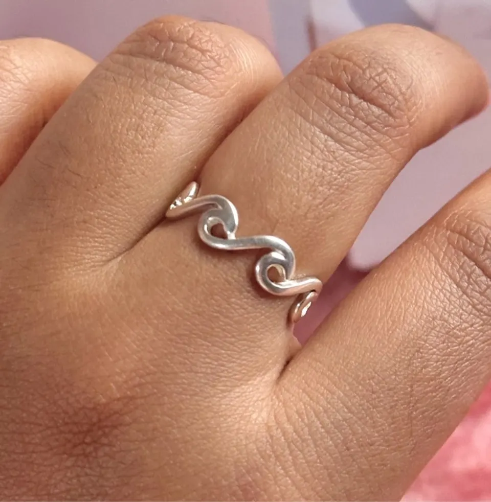 Anillo talla 8 con diseño de olas