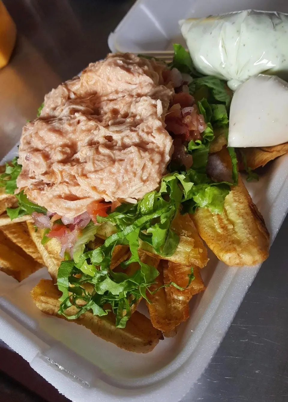 Tajadas con pollo desmenuzado